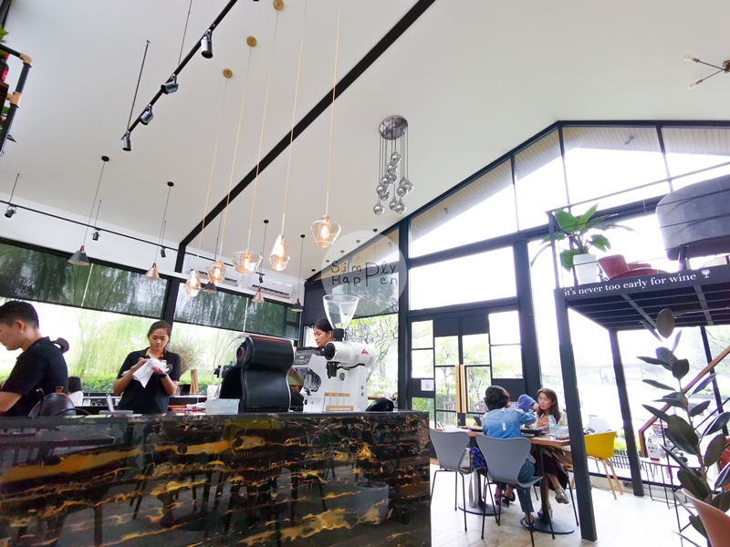 บรรยากาศในร้าน Caddict Space Bangkok Cafe & Restuarant